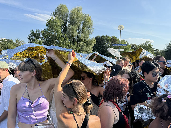 Die Taylor Swift Fans mussten teils mit Rettungsfolie am Samstag vor der Hitze geschüttz werden (©Foto: Martin Schmitz) 
